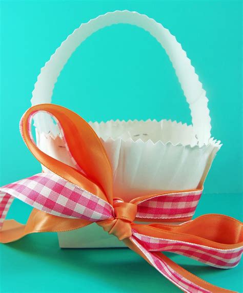Dyeing is a traditional form of decorating, and you likely already have everything you need in your kitchen. Make a Paper Plate Easter Basket | Easter baskets, Easter ...