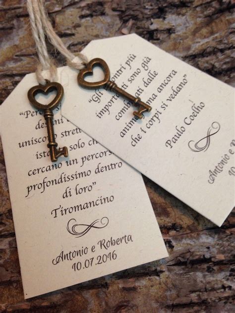 1) prendete un cartoncino color avorio ripiegato in due, della carta decorata con all'interno dovrete stampare i nomi e i dati del giorno del partimonio. 20 Segnaposto shabby chic con chiave vintage - ORDINE MINIMO 20 PEZZI | Idee per matrimoni ...
