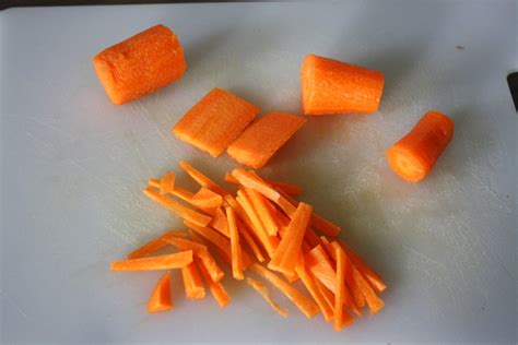 Now i have a peeled carrot here and the first thing we are going to do is we are going to trim off the edge. Schee Culina: Freezer-friendly