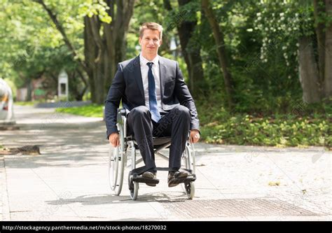 Junger Behinderter Mann Auf Rollstuhl Lizenzfreies Foto 18270032 Bildagentur Panthermedia