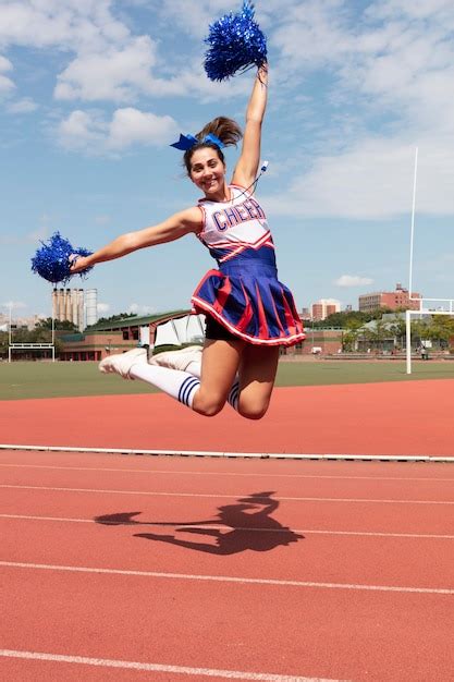 schöne weibliche cheerleaderin in süßer uniform kostenlose foto