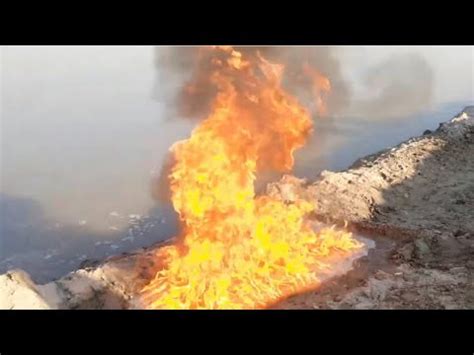 La probable formación de argentinos juniors vs. River water Vs Petrol Experiment Pani Me Aag Lagaye - YouTube