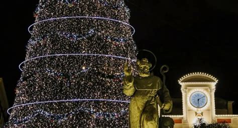 Il Natale A Sorrento Accensione Del Grande Albero In Piazza Tasso E