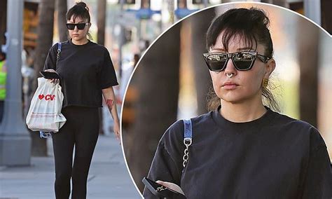 Amanda Bynes Shows Off Figure In A Casual All Black Outfit While