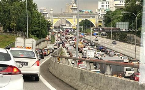 Traffic Piles Up On Federal Highway As Cops Set Up Roadblocks Free