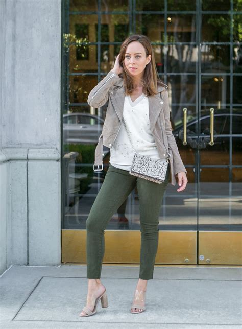 sydne style shows how to wear neutrals for casual outfit ideas army green jeans lifestyle blog