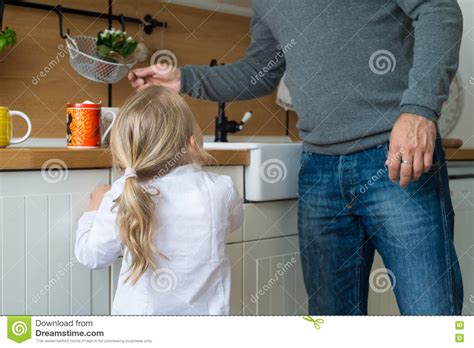 Vader En Dochter In De Keuken Stock Foto Afbeelding