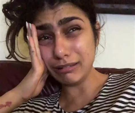 مايا خليفة تنهار بالبكاء بعدما دمرت حياة شابة أخرى والسبب آخر ما يمكن