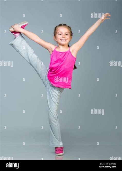little gymnast girl doing splits fotografías e imágenes de alta resolución alamy