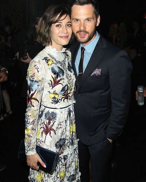 ‘mean Girls Star Lizzy Caplan Is Engaged Actress Getting Married To Tom Riley Mean Girls