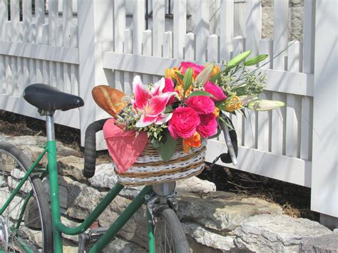 Diy bike basket with large pompoms (via www.apartmenttherapy.com). DIY Bike Basket | Outdoor crafts, Diy, Basket