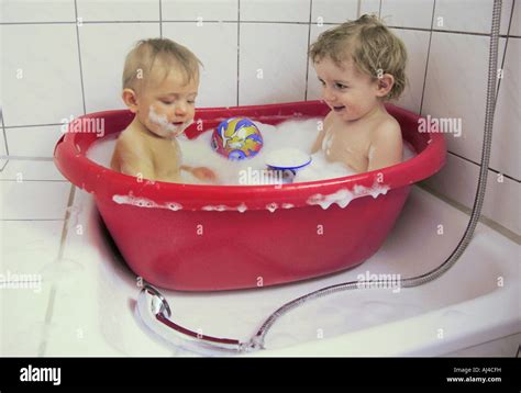 zwei kleine jungs in der badewanne stockfotografie alamy