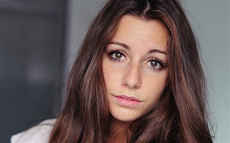 Brown Eyed Brunette Freckles Wallpaper Hd Girls 4k Wallpapers Images Photos And Background