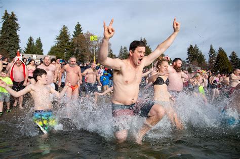 Hundreds Ring In New Year With Icy Dip In Lake Coeur D Alene For Polar