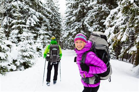 caminantes felices de los pares que emigran en bosque del invierno foto de archivo imagen de