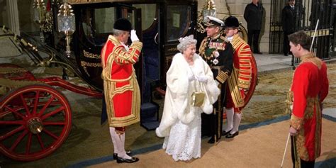 Elizabeth ii) (londres, 21 de abril de 1926) é a atual rainha do reino unido e de quinze outros estados independentes conhecidos como reinos da comunidade de nações, além de chefe da commonwealth formada por 53 estados. Filhos Da Rainha Elizabeth 2 / Herdeiro Do Trono Britanico ...