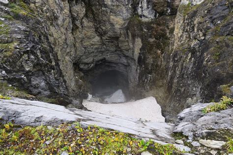 Massive cave discovered in western Canada - RCI | English