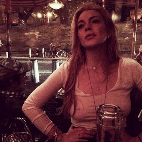 EGO Sem sutiã Lindsay Lohan usa camisa transparente notícias de Famosos