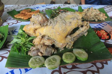 Nah, salah satu sajian ayam yang saat ini sedang populer yaitu ayam. Ingkung Warung nDeso, Pelopor Warung Ayam Ingkung