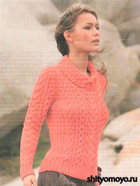 Коралловый пуловер с аранами, связанный спицами ...