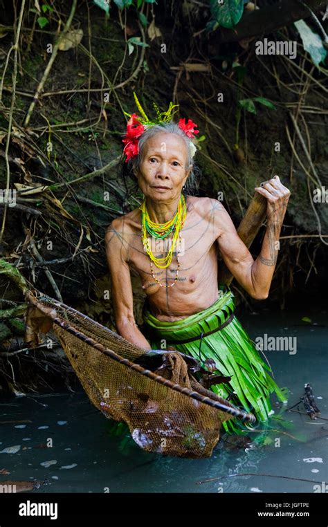 mentawai people west sumatra siberut island indonesia 16 november 2010 women mentawai