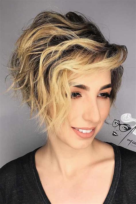 Check out these ten asymmetrical lobs for inspiration on how to make the trendy asymmetrical lob work for your hair color, type, and style preferences. Short Asymmetrical Bob Wavy Hair - Jelitaf