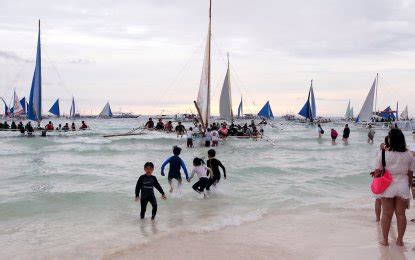 Tourists Enjoy Final Day At Beach Before Boracay Closure Philippine Canadian Inquirer