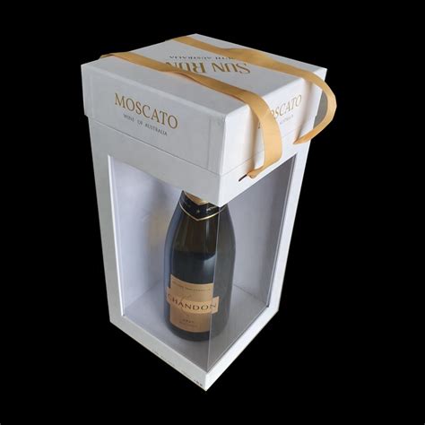 These boxes for wine bottles feature sturdy construction, a label window and a convenient carrying handle. Luxury cardboard two bottle wine gift box with PVC window