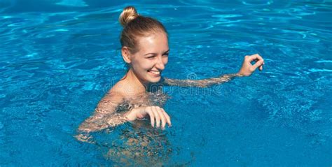 Schöne Junge Aktfrau Im Schwimmbad Stockfoto Bild von schwimmbad gesund