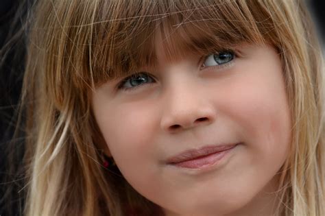 Fotos gratis persona niña cabello fotografía ver hembra modelo niño expresión facial
