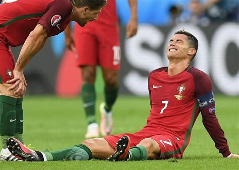 Cristiano ronaldo macht portugals nationalmannschaft laut nationaltrainer fernando bei der em in frankreich zu einem besonders gefährdeten ziel für einen terroranschlag. Cristiano Ronaldo hurts knee, moth tries to eat his ...