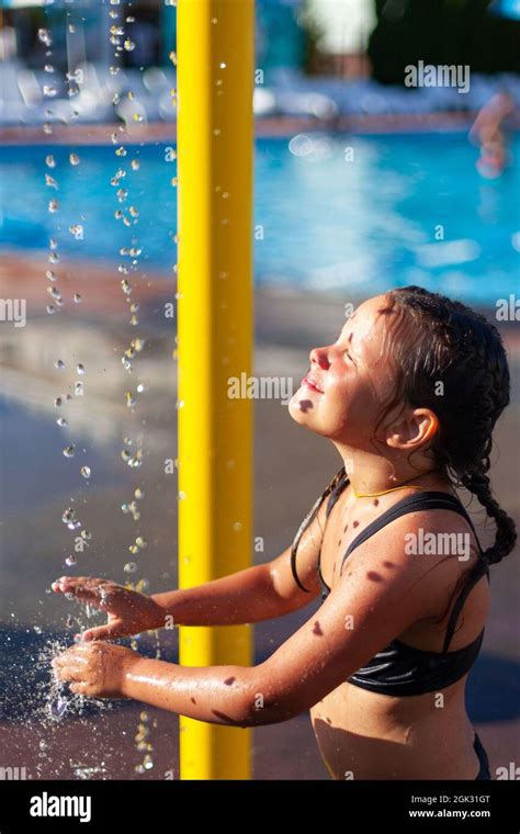 El Niño Está Jugando En Cascada Pequeña Chica Feliz Con Rayos De Sol
