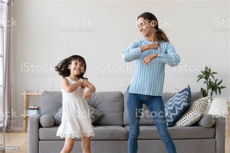 Madre E Hija Bailando Juntos En La Sala De Estar Foto De Stock Y Más