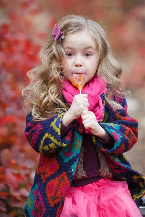 Śliczna Mała Dziewczynka Z Lizakiem Na Tle Piękna Natura Jesień Park