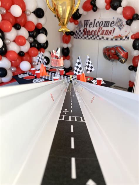 しておりま Race Car Party Birthday Supplies， 2x16ft Racetrack Floor Running
