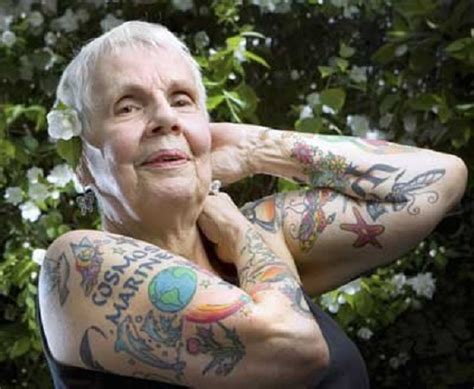 Uśmiech Zastanawialiście się kiedyś jak wyglądają osoby pokryte tatuażami na starość