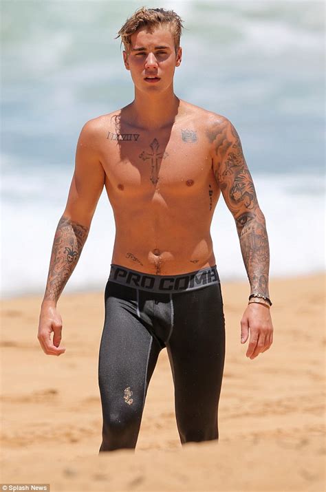 Justin Bieber Takes Selfie As He Relaxes Shirtless On Hawaiian Beach