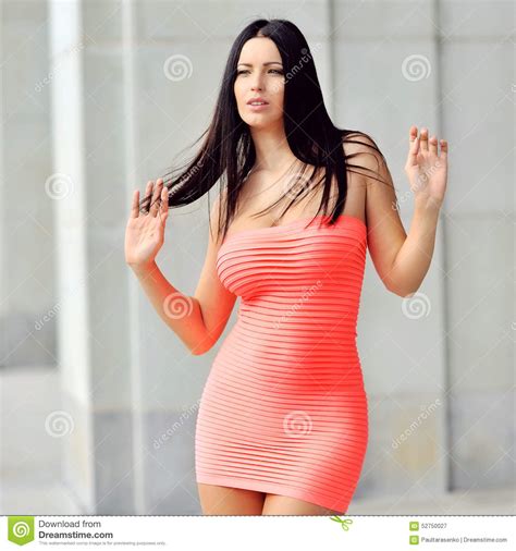 Giovane Donna D'avanguardia In Vestito Rosso Elegante Immagine Stock - Immagine di proposta ...