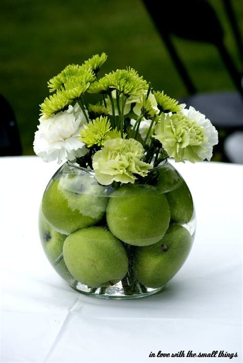 Secondly, using apples as decorations for your wedding is a lot cheaper than using flowers. in love with the small things: DIY green apple centerpiece