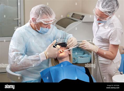 Dentista Que Hace La Inyección De Anestesia Local Antes De La Cirugía