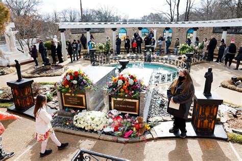 Most Poignant Photos From Lisa Marie Presley S Funeral Including Heartfelt Speeches And Floral