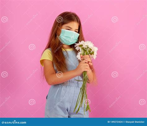Allergieblumenmaske stockfoto Bild von frühling obacht 149272424