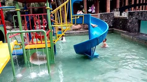 Baik itu kolam renang yang hanya memiliki model semi overflow maupun kolam renang berjenis full overflow. Sliding meluncur di Kolam Renang Anak Banyumili Resto ...