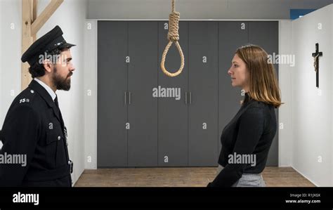 Woman Hanging Noose Stockfotos Und Bilder Kaufen Alamy