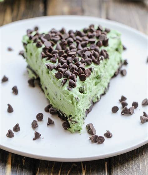 This No Bake Mint Chocolate Chip Pie Is Fast Easy And Packed With