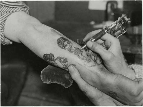 Ganó, por abrumadora mayoría, el gol de diego maradona en el mundial de 1986, cuando bailando, con la pelota pegada al pie, dejó a seis ingleses perdidos en. Los primeros tatuajes modernos, ¿cómo era tatuarse a ...