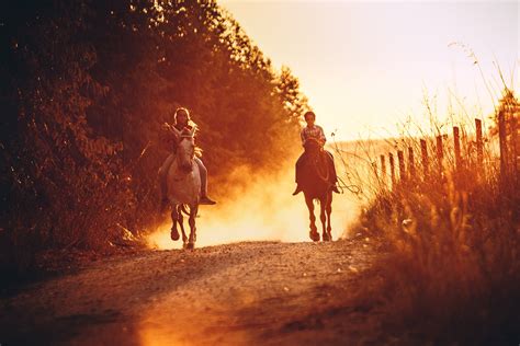 Gente Montando Caballos Durante La Puesta De Sol · Foto De Stock Gratuita