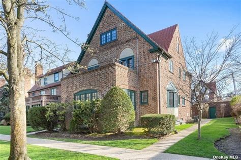 5 Whitson St Forest Hills Ny 11375 Mls 3304984 Redfin