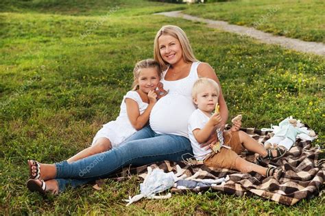 Mujer Embarazada Con Sus Hijos — Foto De Stock © Denisovdmitry 63196021