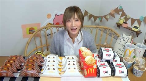 Japanese Woman Easily Eats 10000 Calories Of Mcdonalds For Thanksgiving